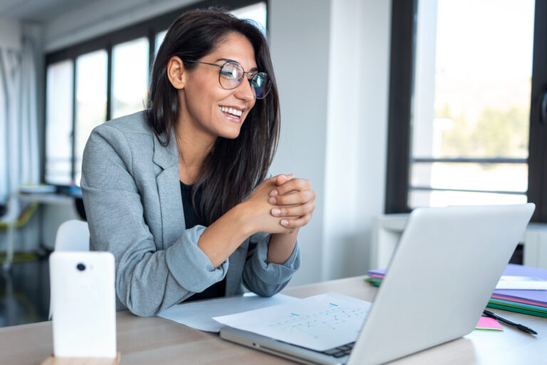 Online Coaching AdobeStock_355741423-Mobile